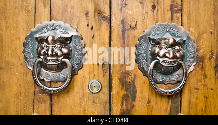 Chinesische Holztüren mit Bronke Löwen Türklopfer - Tongli Watertown, in der Nähe von Shanghai - China Stockfoto