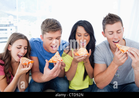 Freunde, die zusammen Pizza essen Stockfoto