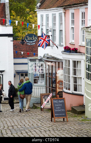 Touristen erkunden im Juli die gepflasterten Straßen und Geschäfte am Quay Hill, Lymington, Hampshire, Großbritannien Stockfoto