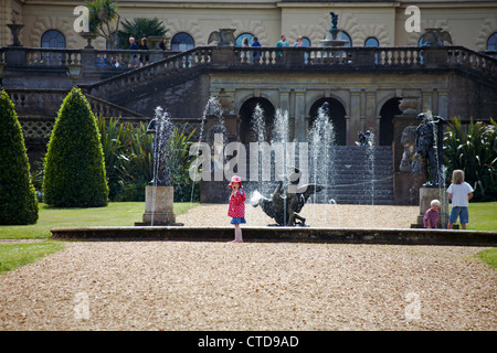 Kinder haben Spaß an den Springbrunnen in den Gärten von Osborne House, Isle of Wight, Hampshire, Großbritannien im Juni Stockfoto