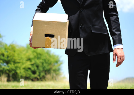 Business-Männer-Lieferung-Kiste in der Natur Stockfoto