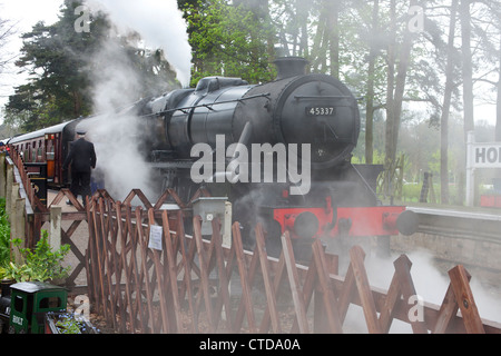 London Midland schottischen fünf 4-6-0-45337 am Holt Staion schwarz Stockfoto