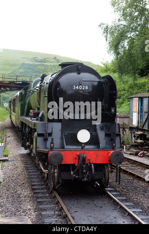 British Rail Southern Region West Country Klasse 4-6-2 34028 Edystone Annäherung an Bahnsteig Stockfoto