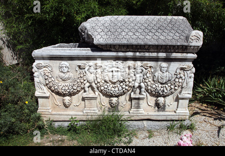 Antiken römischen Sarkophag, Archäologisches Museum von Ephesus, Türkei Stockfoto