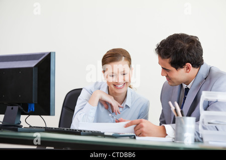 Geschäftsmann, zeigen etwas an einem Kollegen Stockfoto