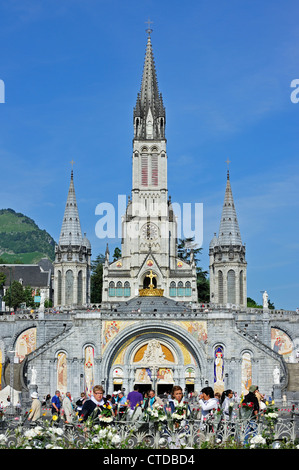 Basilika unserer lieben Frau vom Rosenkranz / Notre-Dame du Rosaire de Lourdes an der Wallfahrtskirche unserer lieben Frau von Lourdes, Pyrenäen, Frankreich Stockfoto