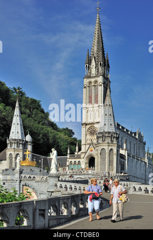 Basilika unserer lieben Frau vom Rosenkranz / Notre-Dame du Rosaire de Lourdes an der Wallfahrtskirche unserer lieben Frau von Lourdes, Pyrenäen, Frankreich Stockfoto
