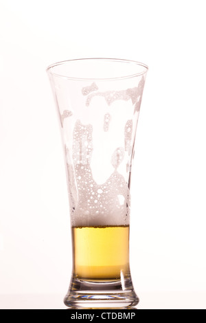 Fast leeres Glas Bier Stockfoto