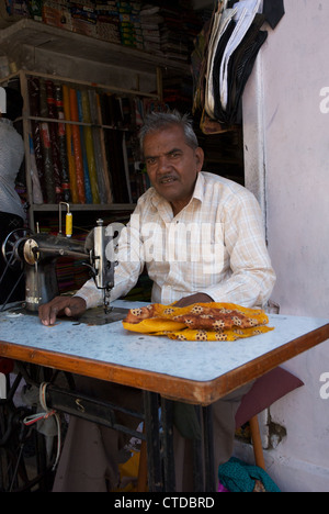 Gujarati Schneider arbeiten in am Straßenrand stand an einer Nähmaschine Stockfoto