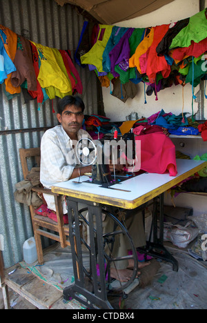 Gujarati Schneider arbeiten am Straßenrand Stall Stockfoto