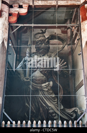 Eine Statue des Hüters Agyo, die Gewalt symbolisiert, im Nandaimon (großes Südtor) im buddhistischen Tempel von Todai-ji, Nara, Japan Stockfoto