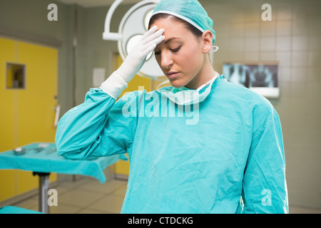 Krankenschwester müde mit der Hand auf der Stirn Stockfoto