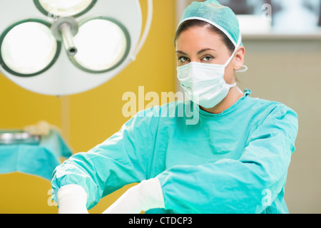 Geballte weibliche Chirurg trägt eine Maske Stockfoto
