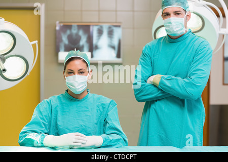 Zwei Chirurgen Blick in die Kamera Stockfoto