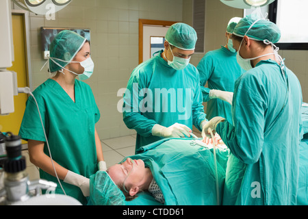 Weibliche Patienten liegen auf einem Tisch, die sich einer Operation unterziehen Stockfoto