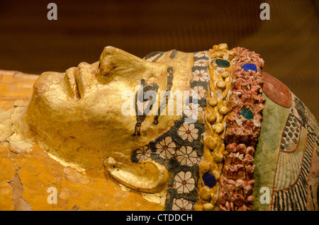 Ohio, Cleveland. Das Cleveland Museum of Art. Cartonnage Mumie Fall malte & vergoldet. Stockfoto