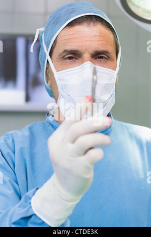 Männliche Chirurg mit einem Skalpell in der hand Stockfoto