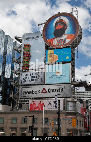 Werbung, Plakate In Yonge und Dundas Square In der Stadt von Toronto Stockfoto