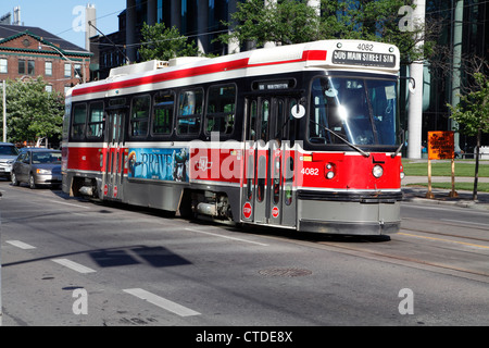 Ein TTC Toronto ÖPNV Straßenbahn im Sommer an der College Street Stockfoto