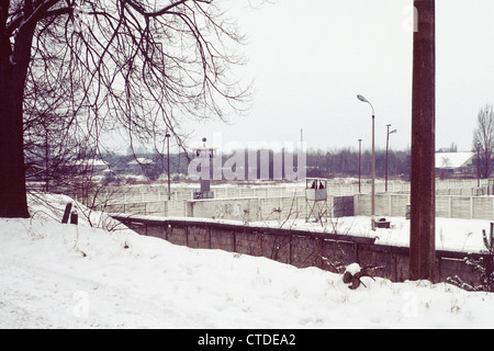 Winter in The Berlin Wall Region Staaken, West-Berliner im Schnee 1981 Stockfoto