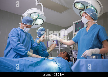 Team von Chirurgen während der operation Stockfoto