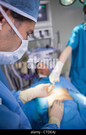Chirurg mit einer chirurgischen Schere in der hand Stockfoto
