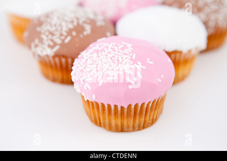 Hautnah auf einer Pyramide von Muffins mit Puderzucker Stockfoto