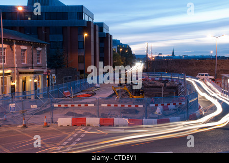 Die Bauarbeiten von Britannia Bau Swindon Bahnhof Vorplatz in der Nacht mit Lichtspuren. Stockfoto