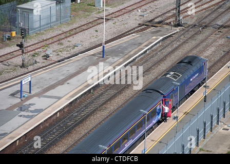 Richtung Westen First Great Western Zug wartet, Swindon Bahnhof an einem sonnigen Morgen zu verlassen. Stockfoto