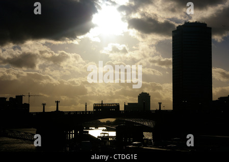 Ein Doppeldeckerbus überquert die Lambeth Bridge in West London Stockfoto