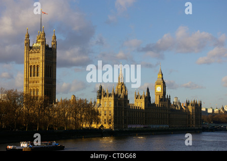 Der Palast von Westminster von der Themse entfernt, mit Big Ben im Hintergrund Stockfoto