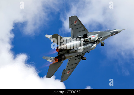 Ein Mikoyan-Gurevich MiG-29A Fulcrum Red 111 1. Elt polnische Luftwaffe Klettern in vollen Zü nach dem Start bei der RIAT Fairford. Stockfoto