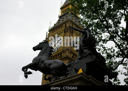 Boadicea Statue auf Londons Damm, mit Künstler Banksy Rad Schelle befestigt. Stockfoto