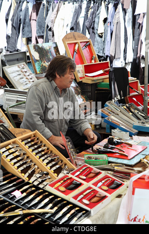 Markt-Händler Verkauf von Messern in der Straßenmarkt in Blois, Loir-et-Cher, Frankreich Stockfoto