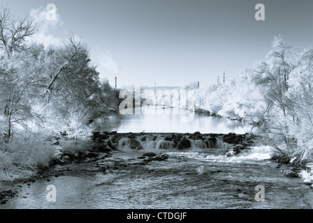 Ein getönten Foto des South Platte River durchquert die Stadt von Denver, Colorado an einem kalten Morgen im Winter nur follo Stockfoto