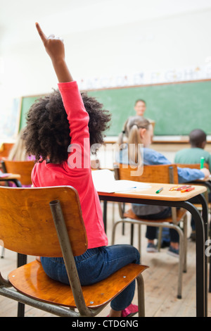 Rückansicht des Schulmädchen, die Hand heben, während des Unterrichts Stockfoto