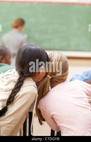 Studenten sprechen während der Lektion Stockfoto