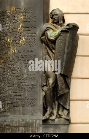 Prag, Tschechische Republik. Obecni Dum (1906-12) Bronze-Figur und Gedenktafel 28. Oktober 1918 - siehe "Beschreibung" Stockfoto