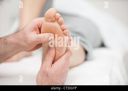 Patient erhält eine Fußmassage Stockfoto