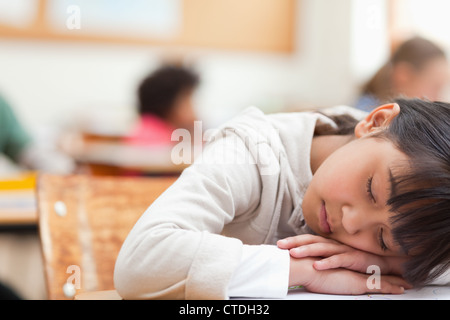 Ein Nickerchen in der Klasse Schüler Stockfoto