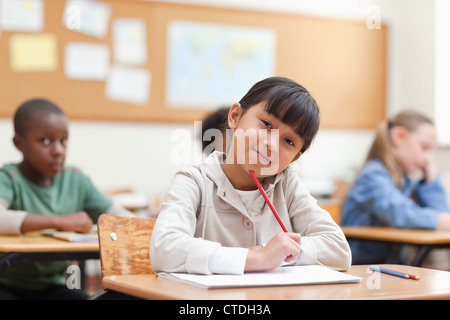 Mädchen träumen während des Unterrichts Stockfoto