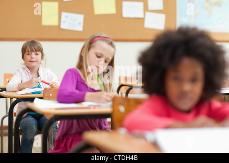Mädchen in der Klasse sitzen Stockfoto