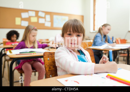Mädchen während des Unterrichts Zeichnung Stockfoto