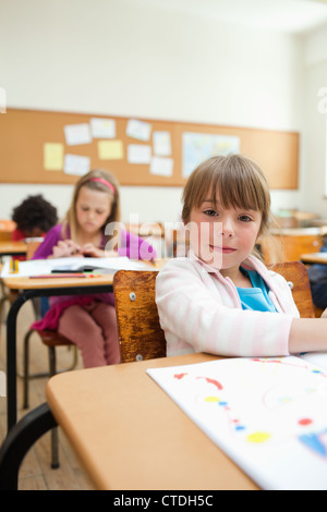 Mädchen an der Rezeption mit dem zeichnen Buch Stockfoto