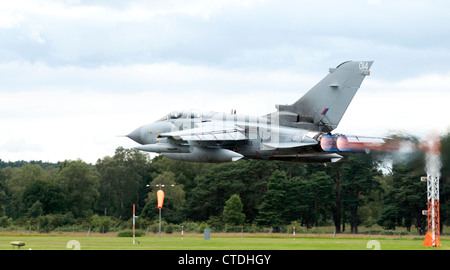 RAF Tornado-Jets fliegen sehr niedrig mit Nachbrenner auf Stockfoto