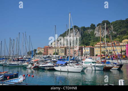 Fischerboote in Vieux Port (alter Hafen), Nizza, Côte d'Azur, Alpes Maritimes, Provence-Alpes-Côte d'Azur, Frankreich Stockfoto