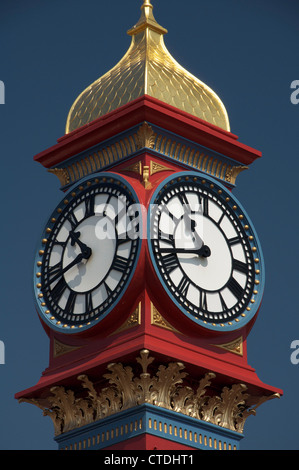 Der frisch gestrichene viktorianischen Jubilee Clock Tower auf Weymouth Strandpromenade wurde im Jahre 1887 anlässlich 50 Jahre der Herrschaft von Königin Victoria errichtet. Dorset, UK. Stockfoto