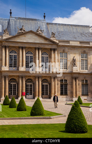 Mann verlassen der Haupteingang zum Hotel de Soubise, jetzt Les Archive Nationale, Paris Frankreich Stockfoto