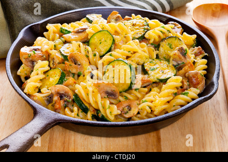 Fusili Nudeln überbacken mit Champignons und Zucchini in Rahmsauce mit Parmesan, Mozzarella und fesch Kräuter. Stockfoto
