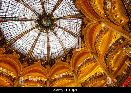 Geschäfte und reich verzierten Kuppel im Galeries Lafayette Kaufhaus am Boulevard Haussmann, Paris Frankreich Stockfoto